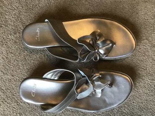 Excellent Clarks silver thong sandals size 5.5D