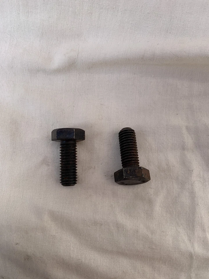 Ford Focus ST3.5 trasero nuevo pinza pernos (pinza de perno para el coche) Foto 1 de 1