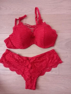 Ensemble sexy rouge Soutien gorge 95C et tango 38/40 - Photo 1/3