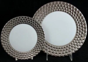 L Objet Aegean Platinum Sculpted Lot of Bread & Butter and Dessert Plates - Picture 1 of 4