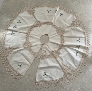 Vtg Victorian Style Christmas Tree Skirt Battenburg Lace Embroidered Holly Beige - Picture 1 of 8