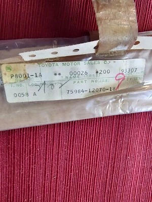 Toyota Corolla 1975-1976 cuarto de carrocería a rayas (L/H) (NOS) Foto 1 de 4