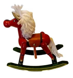 Cavallo a dondolo natalizio rosso in legno vintage 8" decorazione giocattolo con sella ecopelle - Foto 1 di 6