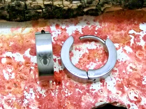 1 Paio Acciaio Inox Orecchini a Cerchio Con Ragno Ø 13 MM ad Anello Uomo Donna - Foto 1 di 1