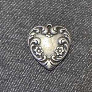 Antique Art Nouveau Sterling Silver Floral Heart Pendant 2.1 Grams ~ J159 - Picture 1 of 9
