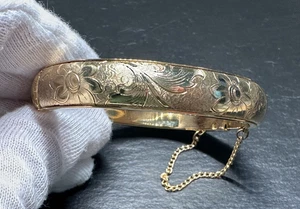 GOLD TONE HINGED BANGLE BRACELET WITH FLORAL DESIGN & SAFETY CHAIN H873 - Picture 1 of 12