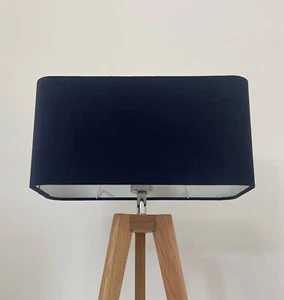 Pantalla de luz rectangular redondeada de terciopelo azul marino - Imagen 1 de 15