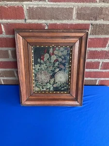 Antiguo arte popular victoriano con marco de roble del siglo XIX, trabajo de lana e hilo flores bordado - Imagen 1 de 9