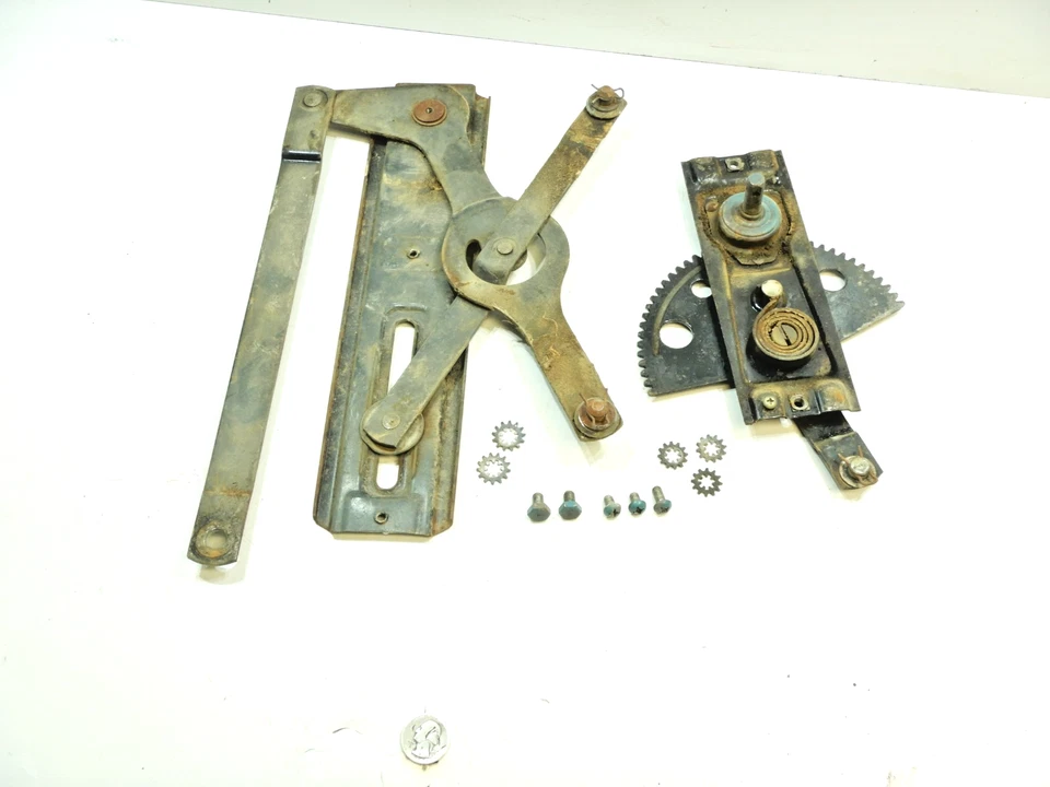 1946-1951 Kaiser Frazer Manhattan regulador ventana delantera derecha Foto 1 de 4