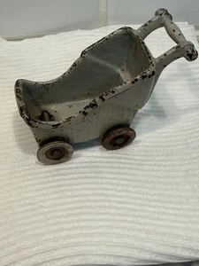 Vintage Kilgore Gusseisen grau Puppenhaus Miniatur Kinderwagen Kinderwagen 3"L - Bild 1 von 2