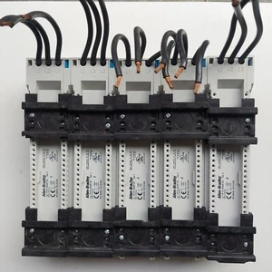 15 pezzi ALLEN BRADLEY 141A-GS45*25 SERIES C BUSBAR - Foto 1 di 8