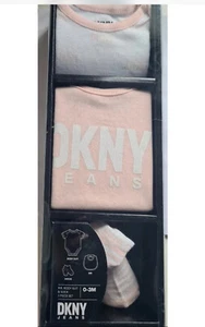 DKNY Jeans Original, 0-3 Monate, Säuglingsset (Body, Lätzchen, Socken), Geschenkbox - Bild 1 von 5
