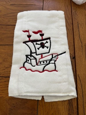 Paño eructo blanco con barco pirata bordado NUEVO Foto 1 de 2