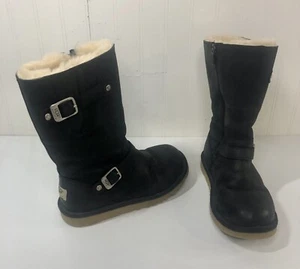 Stivali da bambina UGG Australia Kensington in pelle nera taglia 4 S/N 1969 cerniera rotta - Foto 1 di 6