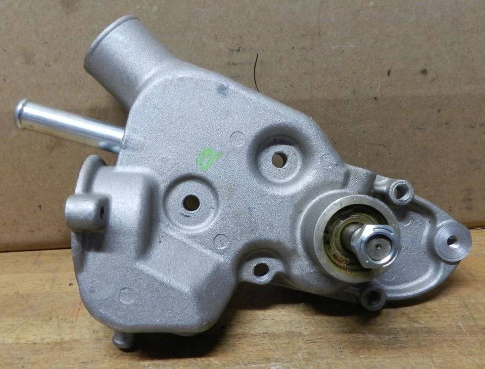 1982-88 Peugeot 505 D & TD XD2 2.5L Diesel engines 4 Cyl new water pump 385SQ - Image 1 of 4