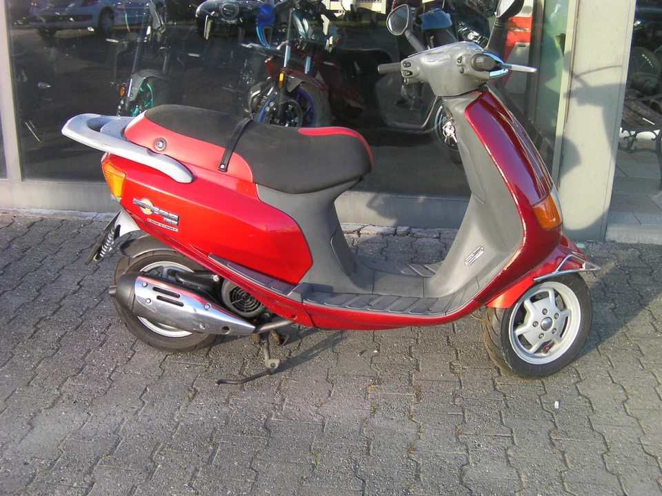 Piaggio Sfera 125 Bastler-/Ausschlachtfahrzeug nicht fahrbereit - Bild 1 von 4