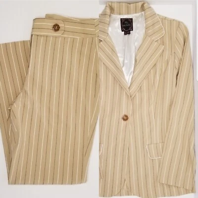 Y2K Pop! Conjunto Blazer y Pantalón a Rayas - Tostado/Crema - Corte Bota - Flores de Madera Foto 1 de 4