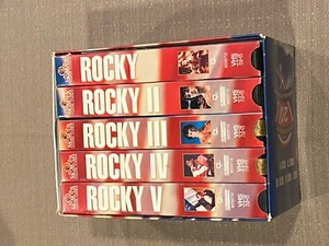 Rocky 1-5 VHS Gedenkstätte 20. Jahrestag Set mit fünf Rocky I II III IV V - Bild 1 von 2