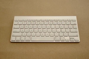 Apple Magic Keyboard Silver Wireless/Bluetooth | A1314 MC184LL/B - Picture 1 of 4