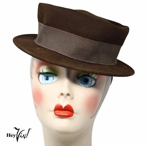 Sombrero inclinable estilo fedora de fieltro marrón New York Creation vintage años 40 para mujer - Hey Viv - Imagen 1 de 8