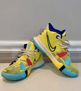 Nike Kyrie 7 Sneakers Kids Size 5Y GS Shoes Yellow 1 World 1 People  CT4080-700 - Afbeelding 1 van 15