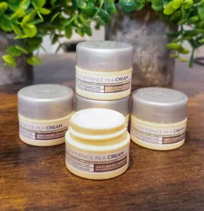 IT Cosmetics Vertrauen in eine Creme - Anti-Aging Feuchtigkeitscreme 5er-Pack (0,237 Unzen pro Stück) - Bild 1 von 3