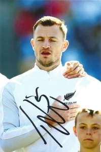 NEUSEELAND & IPSWICH: TOMMY SMITH SIGNIERT 6x4 ACTIONFOTO + COA - Bild 1 von 1