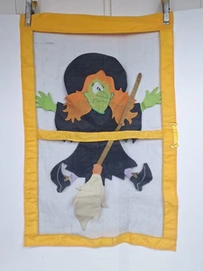 Bandera de patio colgante de dos caras de Halloween - BRUJA 3D chocando contra la puerta de la pantalla - Imagen 1 de 4