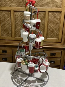 Starbucks Weihnachtsbaum mit 30 Starbucks Sammler Ornamenten  - Bild 1 von 10