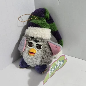 Adorno de Navidad Furby 1999 vintage - gris/púrpura con patines sombrero a rayas verdes - Imagen 1 de 9