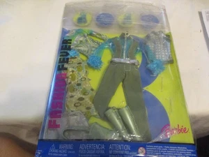 JUEGO DE ROPA BARBIE FASHION FEVER G8996-J1374 PAQUETE TIENE DAÑOS - Imagen 1 de 4