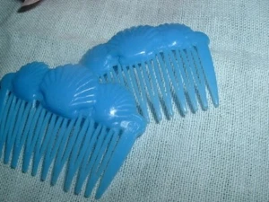 Paar Vintage kleines Mädchen blau Plexiglas Muschel 2" Schiebe Seitenkämme - Bild 1 von 2