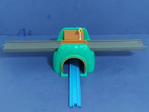 Z38~VINTAGE Tomy Thomas & Friends TrackMaster ROAD & RAIL TUNNEL 1997 - Picture 1 of 7