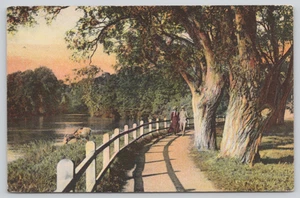 AK Hübsches Paar macht romantischen Spaziergang entlang des Flussweges grasende Ziege - Bild 1 von 2