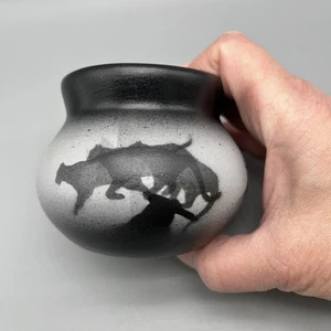 Indianer Pumas schwarz & grau Landschaft Sm. Vase Glas signiert Keramik 2,5"T - Bild 1 von 9