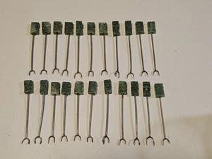 22er Set 50er Jahre handgeschnitzte jadegrüne Tiki Hors d'Oeuvres Cocktail Gabeln CSN - Bild 1 von 8