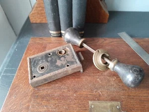 Old/VINTAGE METAL & BRASS DOOR RIM LOCK, WOOD HANDLES & BRASS BACKPLATE NO KEEP - Picture 1 of 14