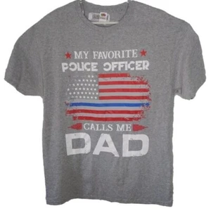 Camiseta My Favorite Police Officer Calls Me Dad Para Hombre L Gris Fina Línea Azul Nueva Con Etiquetas - Imagen 1 de 6