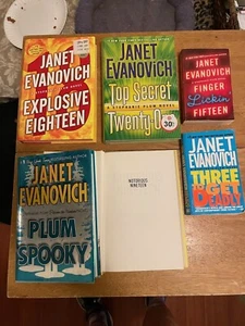 Janet Evanovich Lot of 6 Books - 4 Hardcover - 2 Paperback Three to Get Deadly - Bild 1 von 6