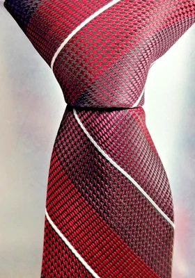 Corbata para hombre marca Q roja y plateada diseño italiano - clásica a rayas Foto 1 de 3