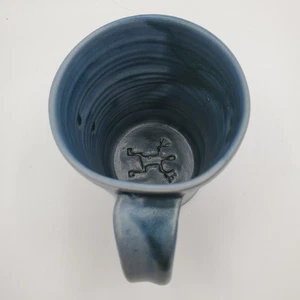 Taza de cerámica de estudio hecha a mano 4" marca artesanal desconocida figura estilizada esmalte azul - Imagen 1 de 9