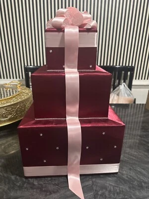 Caja de tarjetas de boda borgoña y rubor con pedrería. Foto 1 de 4