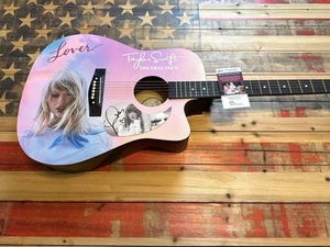 ❤️ Guitarra Acústica TAYLOR SWIFT Rara Firmada TAMAÑO COMPLETO PERSONALIZADA Country HEART JSA - Imagen 1 de 3