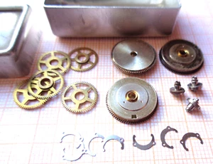 3 neuwertige Federhäuser etc. Tavannes 3310 - 334 ältere Lagerware BX1 - Picture 1 of 3