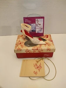 Just the Right Schuh, von Raine, ""Hearts Aflutter"" Artikel-Nr. 25440 CIB - Bild 1 von 17
