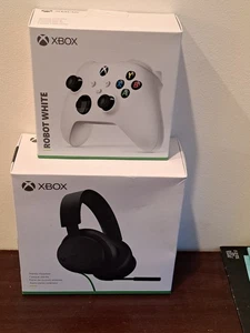 Microsoft - Xbox Wireless Controller with Headset for Xbox Series X/S, Xbox One - Picture 1 of 6