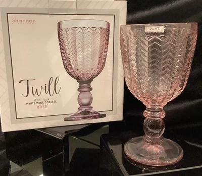 全新带盒 Godinger 香农斜纹粉色 5.5 英寸葡萄酒杯套装 - 4 件套 — 第 1/4 张图片