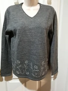 Suéter gris Eddie Bauer para mujer con puntada floral blanca en el dobladillo talla pequeña - Imagen 1 de 14