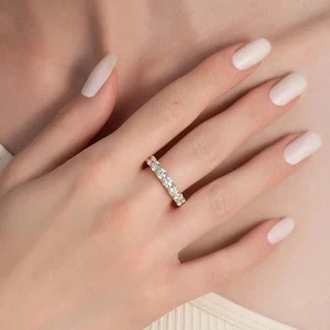 Alianza de boda de eternidad completa de diamantes de corte redondo de 6,00 quilates hecha en oro amarillo de 18 quilates 7/8 - Imagen 1 de 9