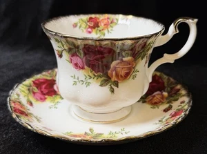 Vintage Royal Albert Old Country Roses Teacup and Saucer Set Gold Trim - Picture 1 of 14